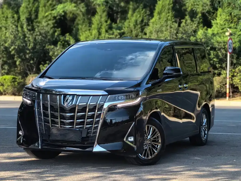 Toyota Alphard — фото 1