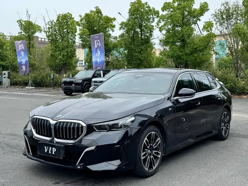 BMW 5 Series — фото 1