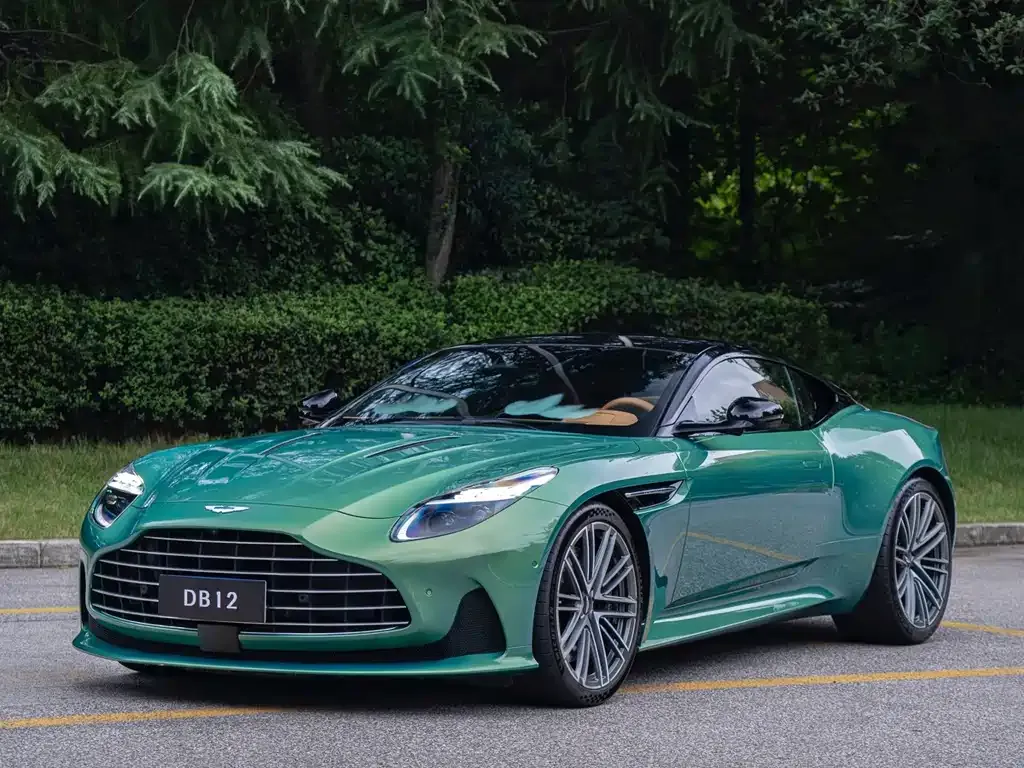 Aston Martin DB12 — фото 1