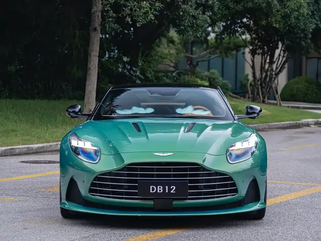 Aston Martin DB12 — фото 10