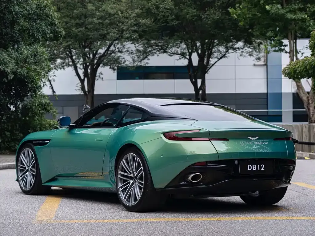 Aston Martin DB12 — фото 6