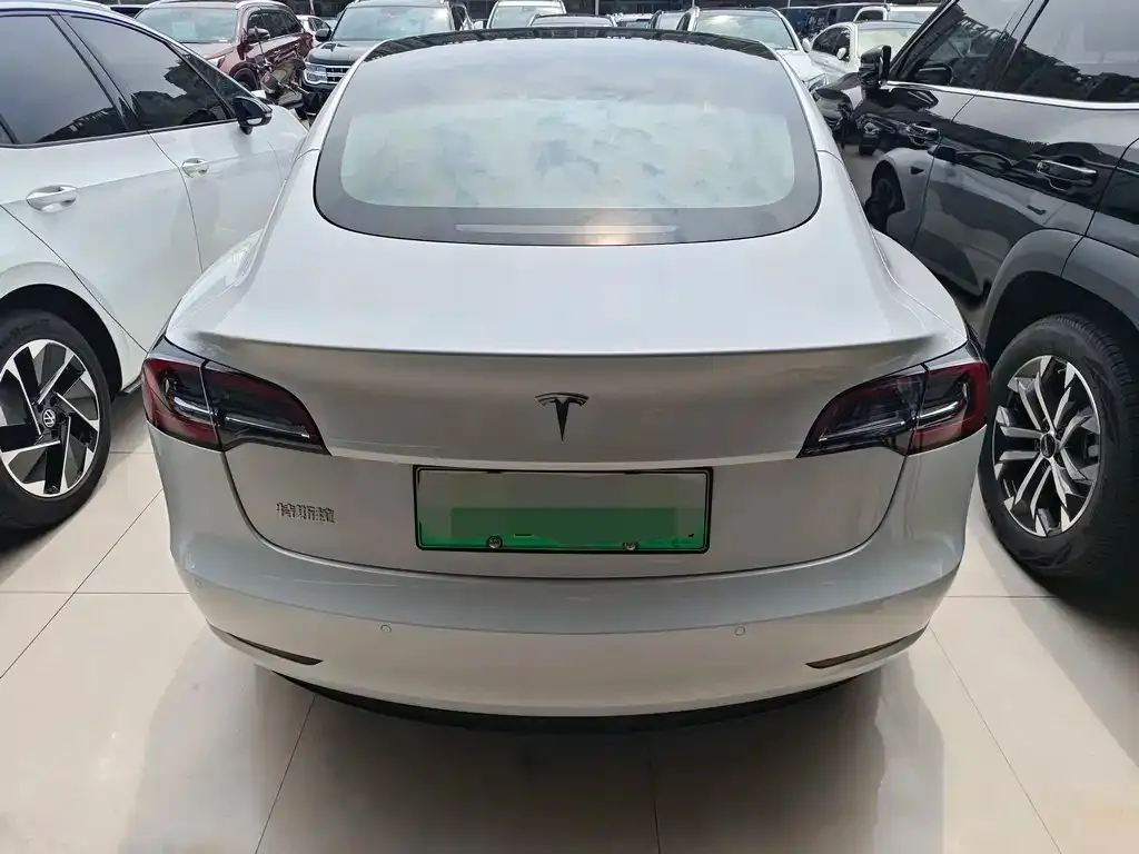 Tesla Model 3 — фото 5