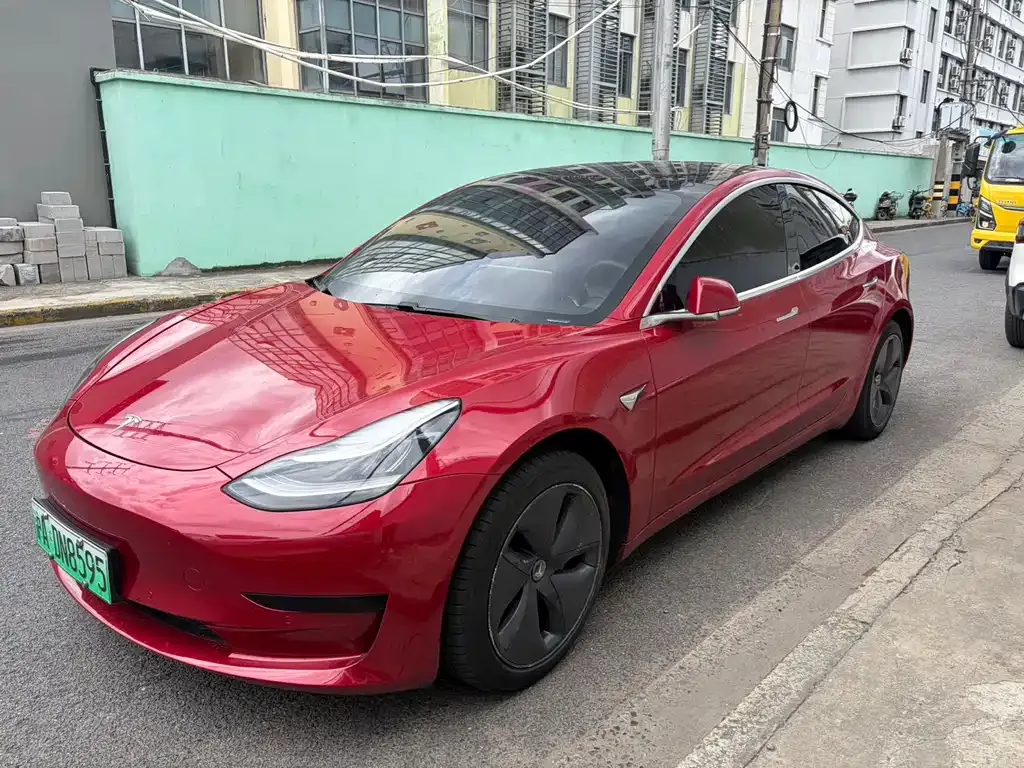Tesla Model 3 — фото 1