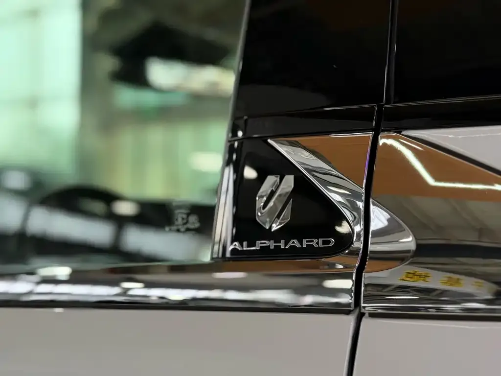 Toyota Alphard — фото 2