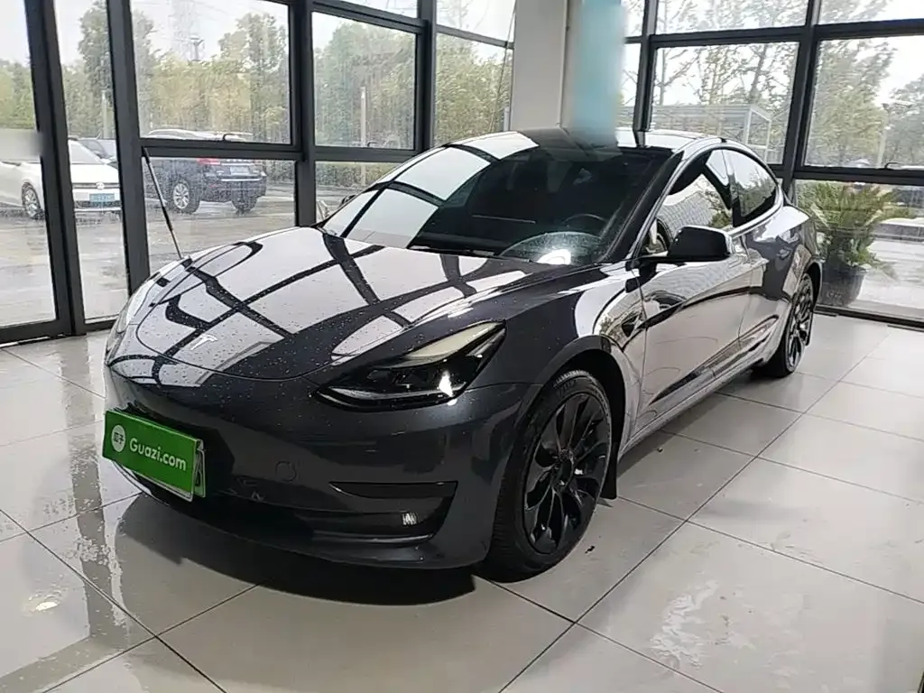 Tesla Model 3 — фото 1