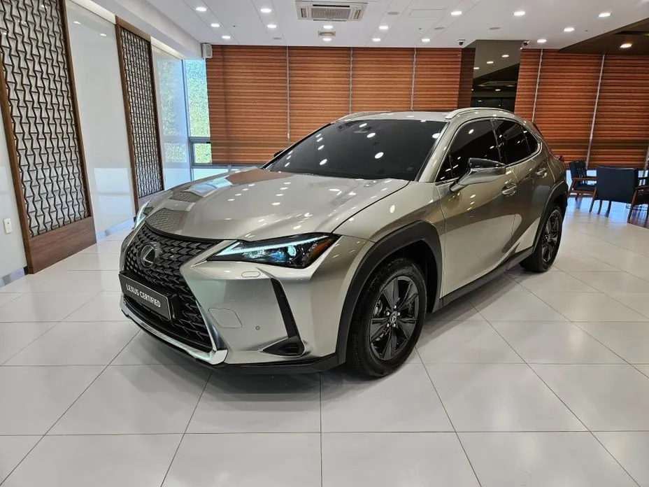 Lexus UX — фото 1