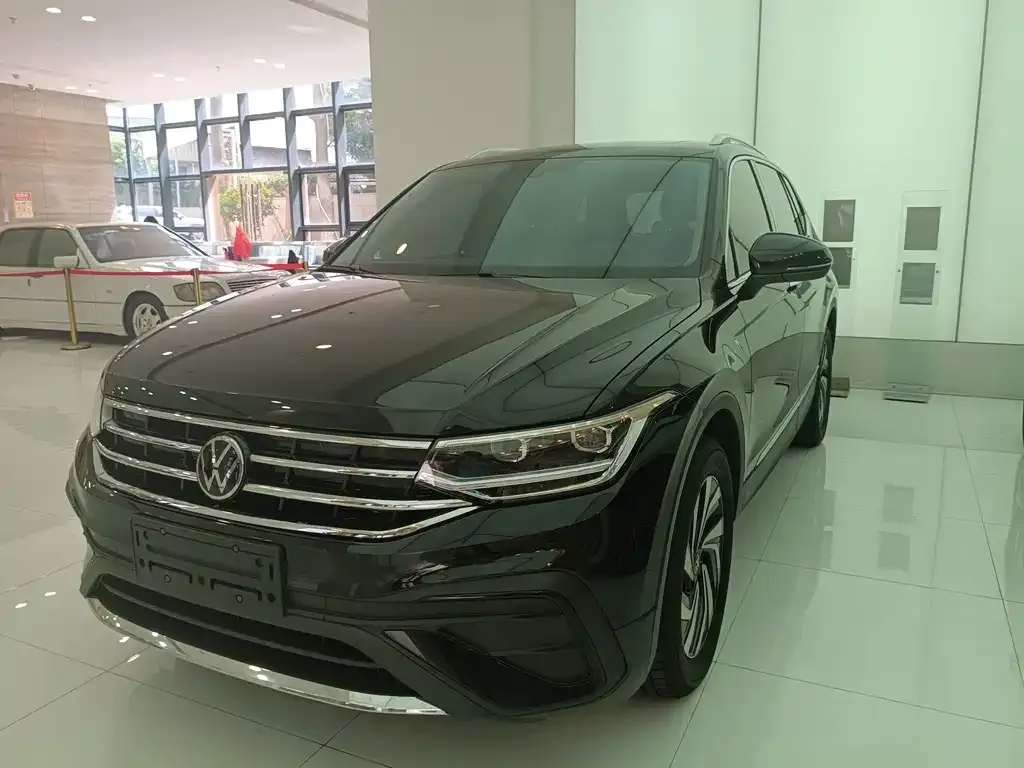 Volkswagen Tiguan L — фото 1