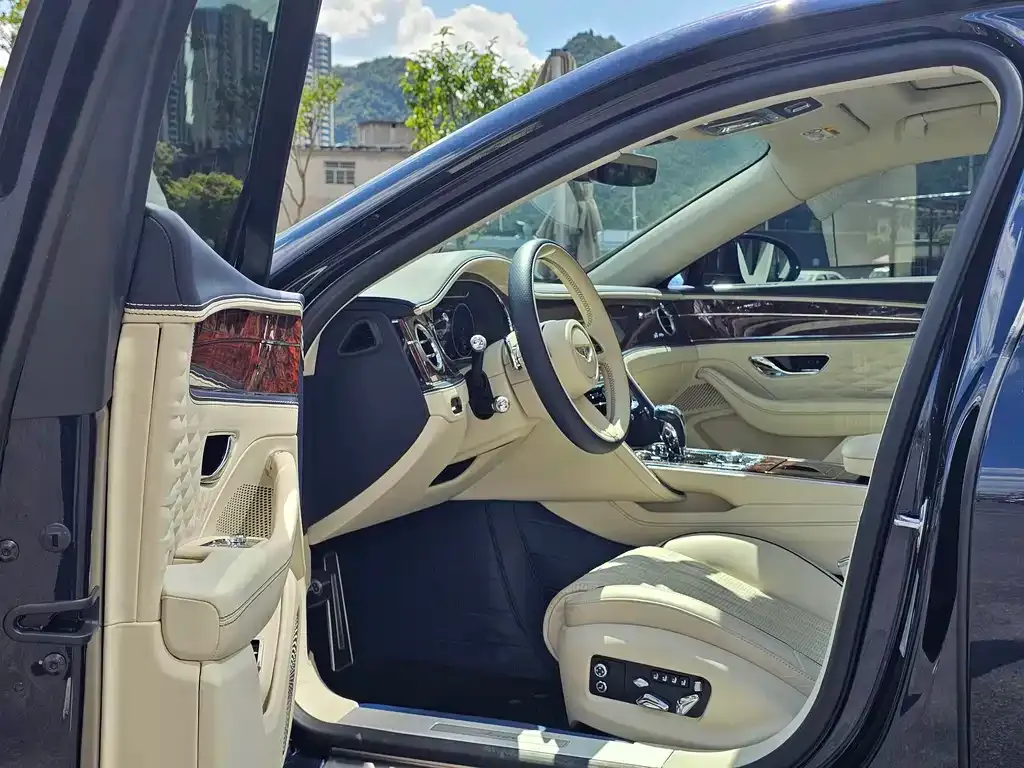 Bentley Flying Spur — фото 2