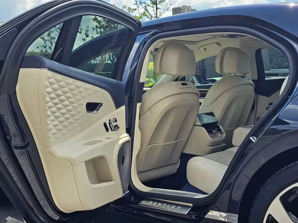 Bentley Flying Spur — фото 9