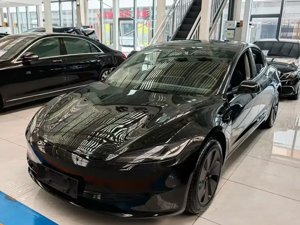 Tesla Model 3 — фото 1
