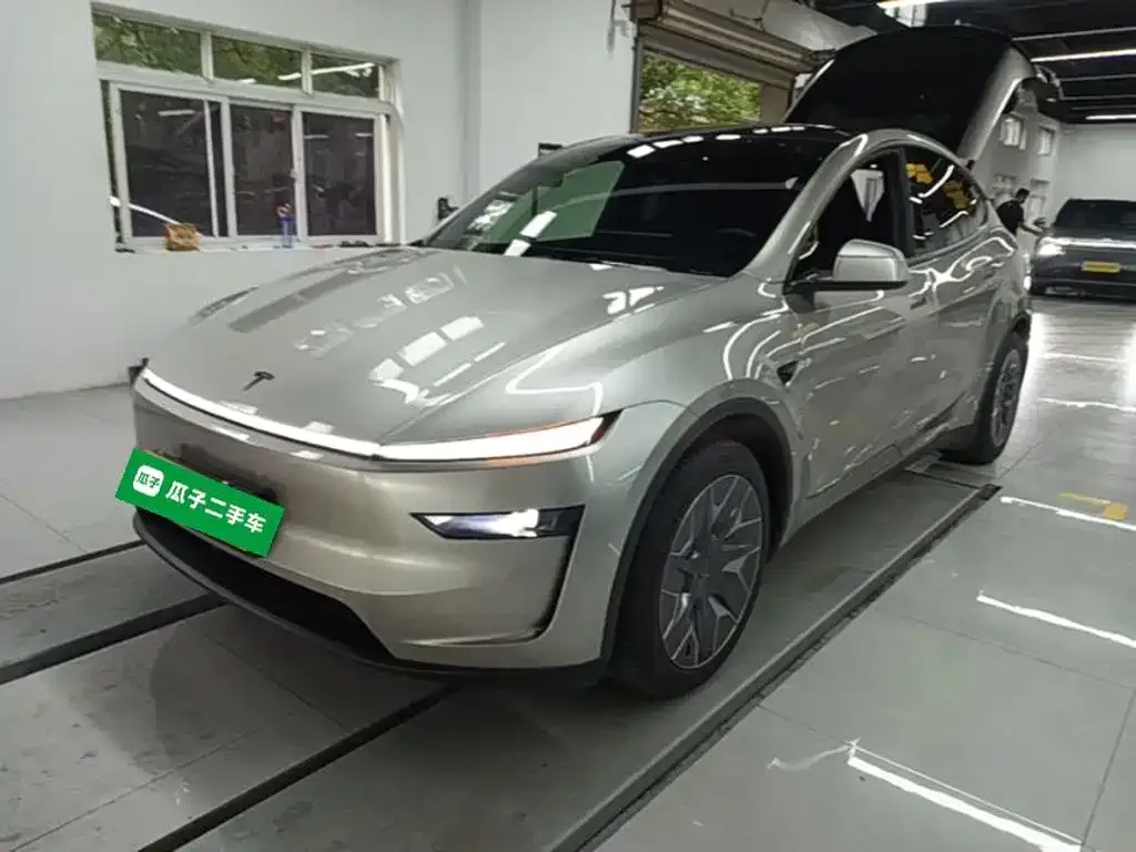 Tesla Model Y L — фото 1