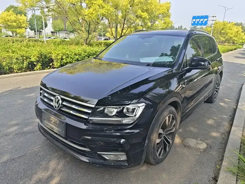 Volkswagen Tiguan L — фото 1