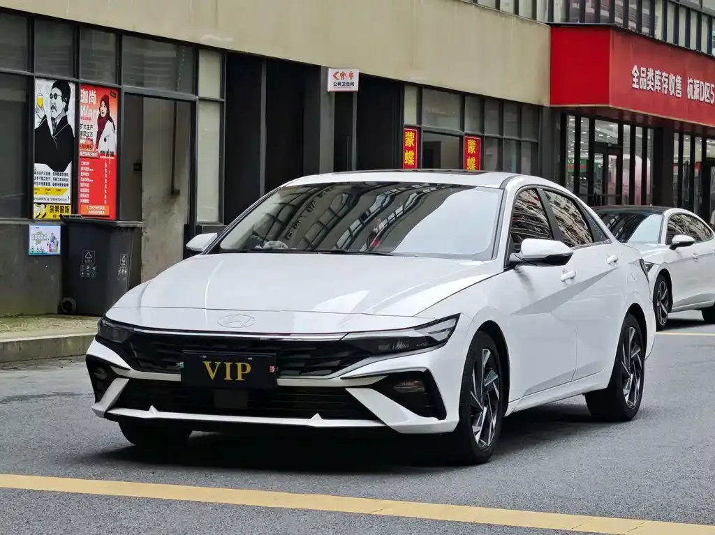 Hyundai Elantra — фото 1