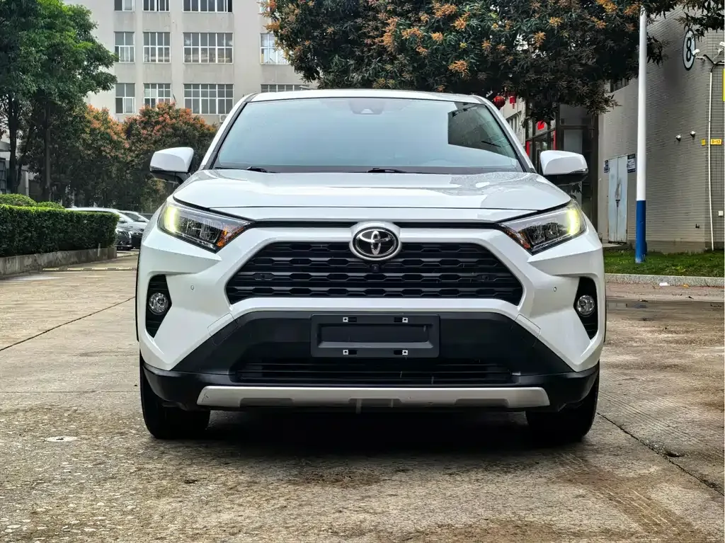 Toyota RAV4 — фото 1