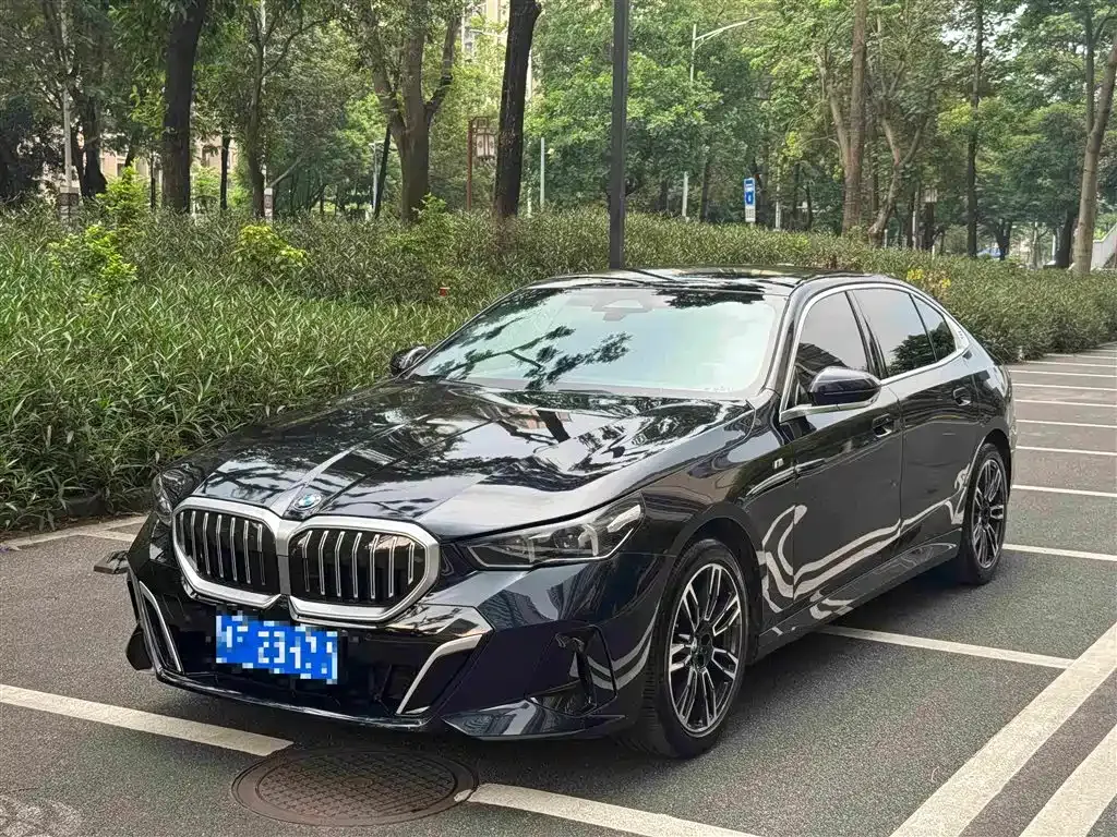 BMW 5 Series — фото 1