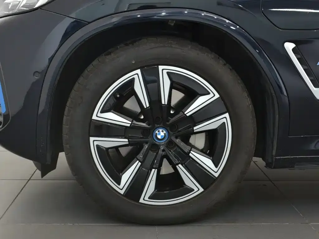 BMW iX3 — фото 10