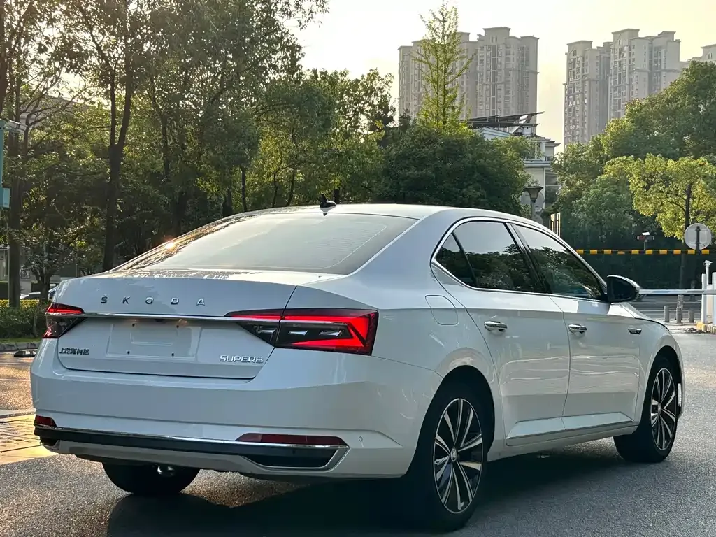 Skoda Superb — фото 5