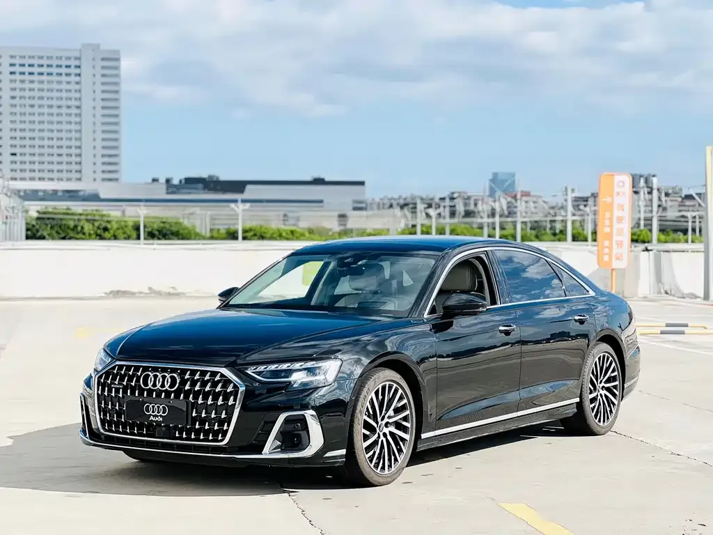Audi A8 — фото 1