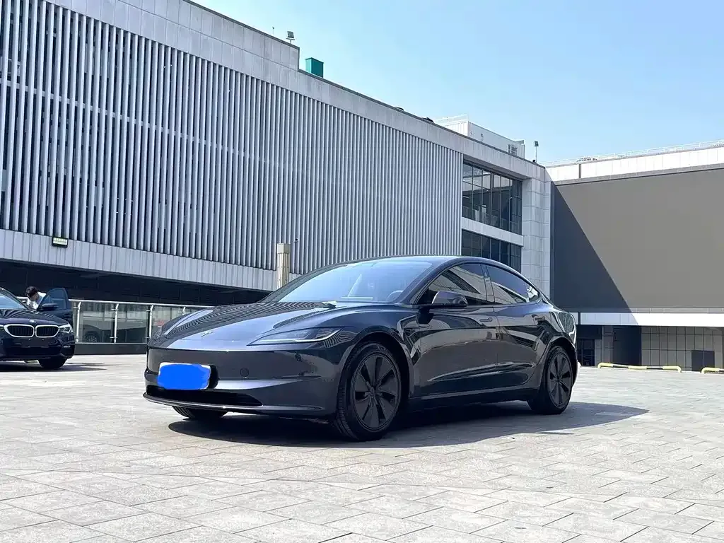 Tesla Model 3 — фото 1