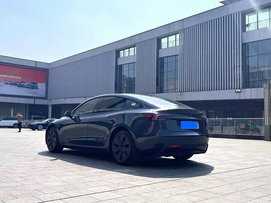 Tesla Model 3 — фото 4