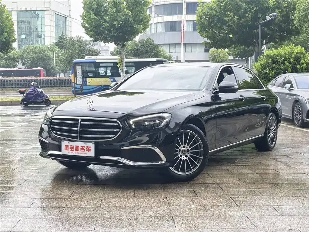 Mercedes-Benz E-Class — фото 1