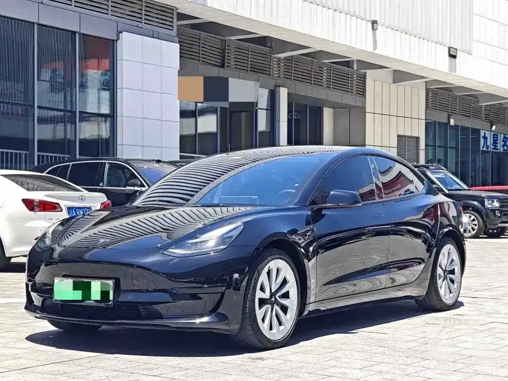 Tesla Model 3 — фото 1