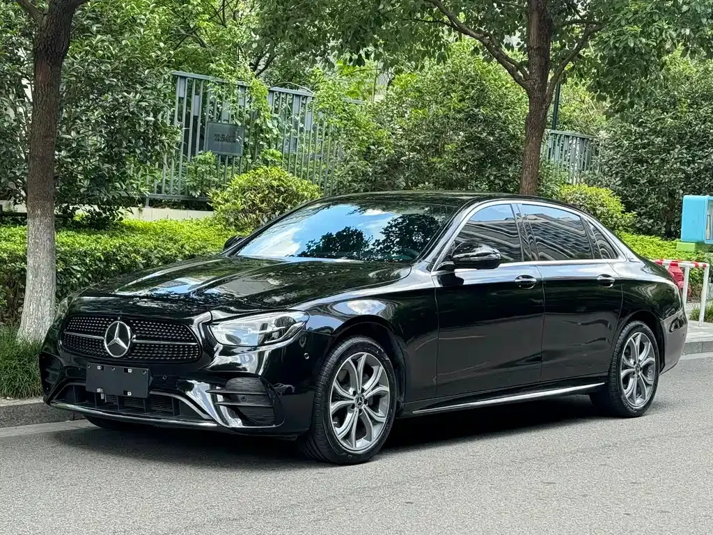 Mercedes-Benz E-Class — фото 1