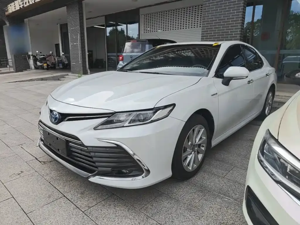 Toyota Camry — фото 1