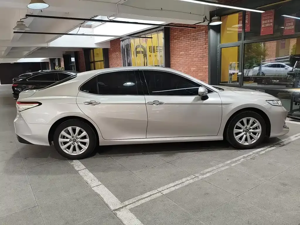 Toyota Camry — фото 4