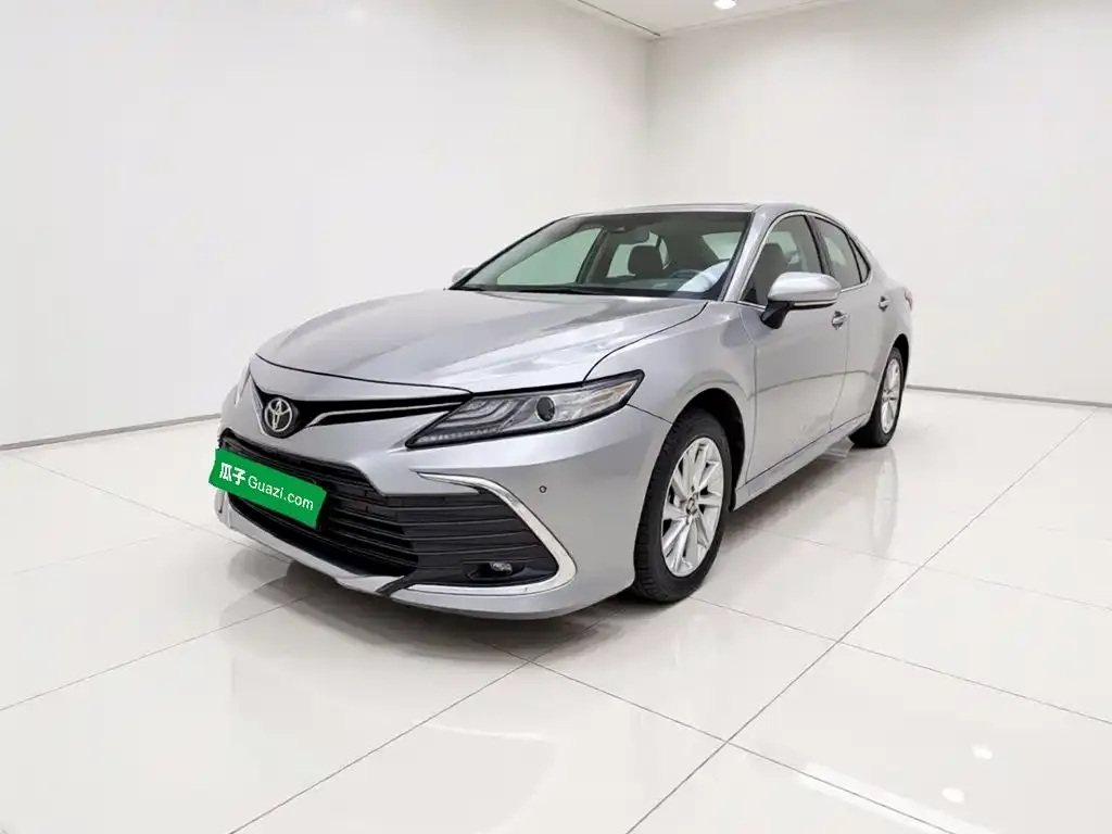 Toyota Camry — фото 1