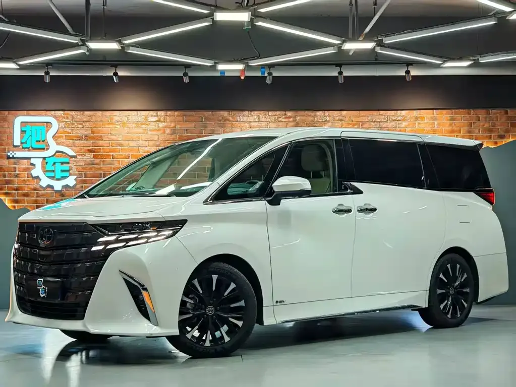Toyota Alphard — фото 1