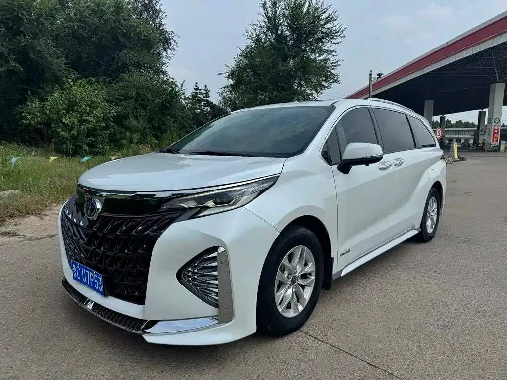 Toyota Granvia — фото 1