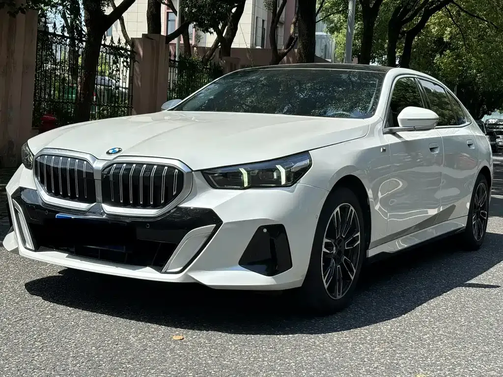BMW 5 Series — фото 1