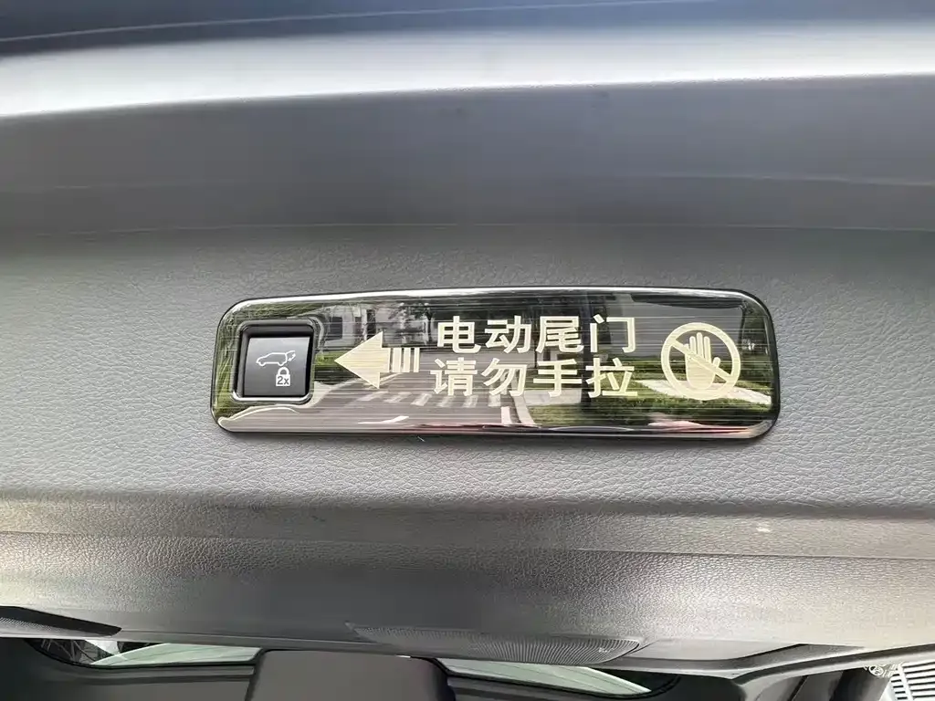 Toyota Granvia — фото 3
