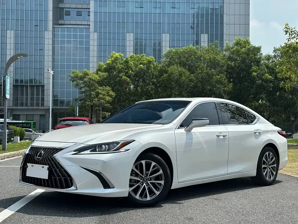 Lexus ES — фото 1