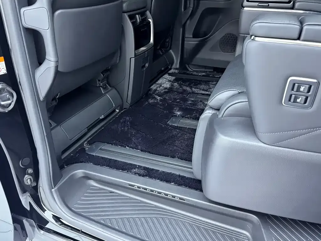 Toyota Alphard — фото 10