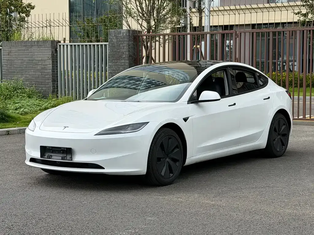 Tesla Model 3 — фото 1
