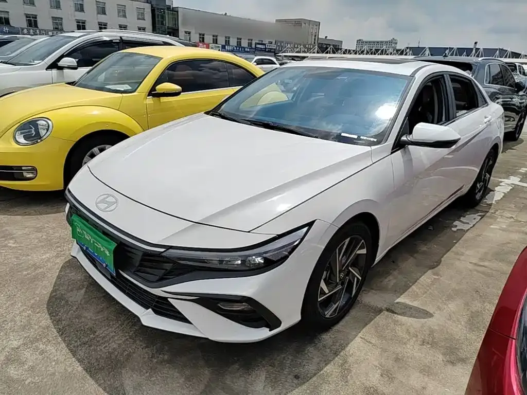 Hyundai Elantra — фото 1