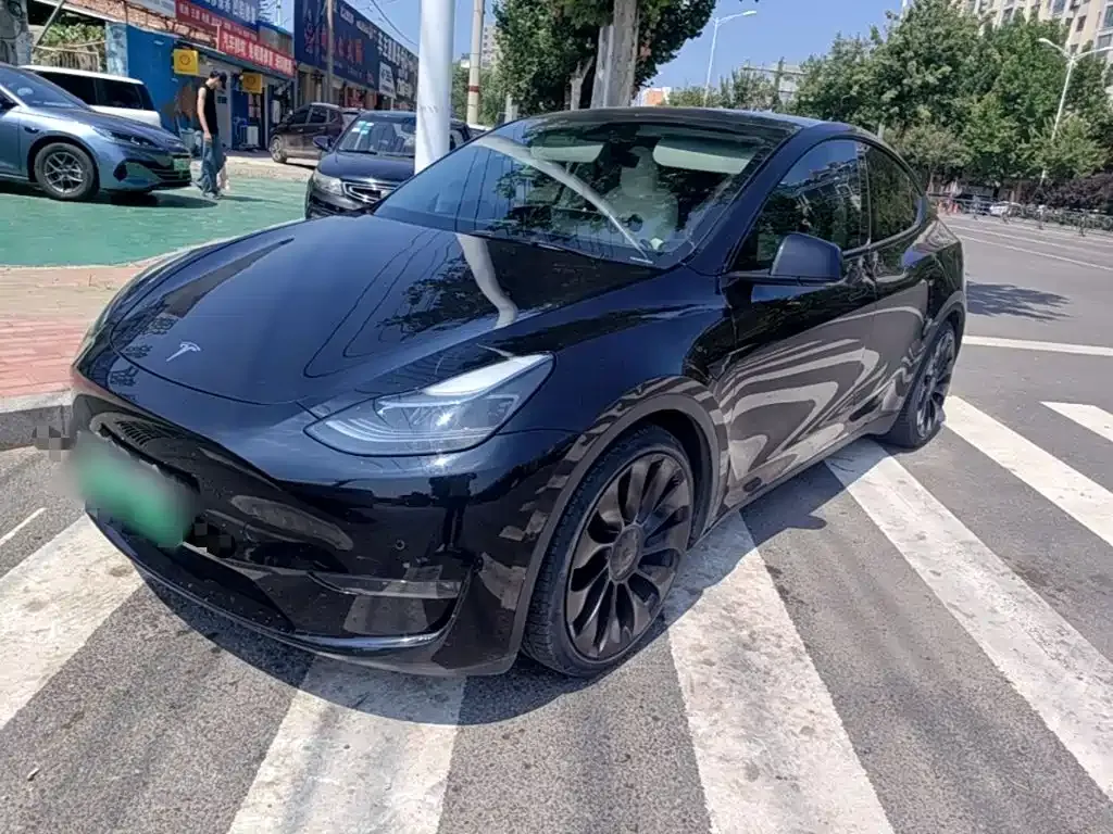 Tesla Model Y — фото 1