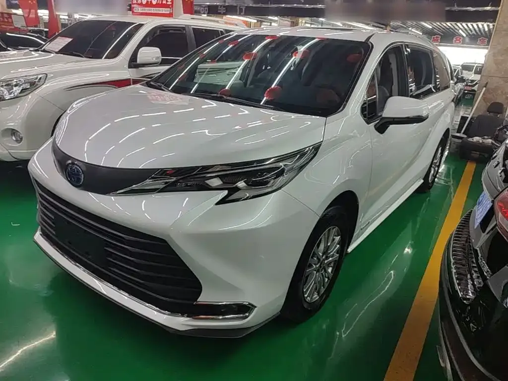 Toyota Sienna — фото 1