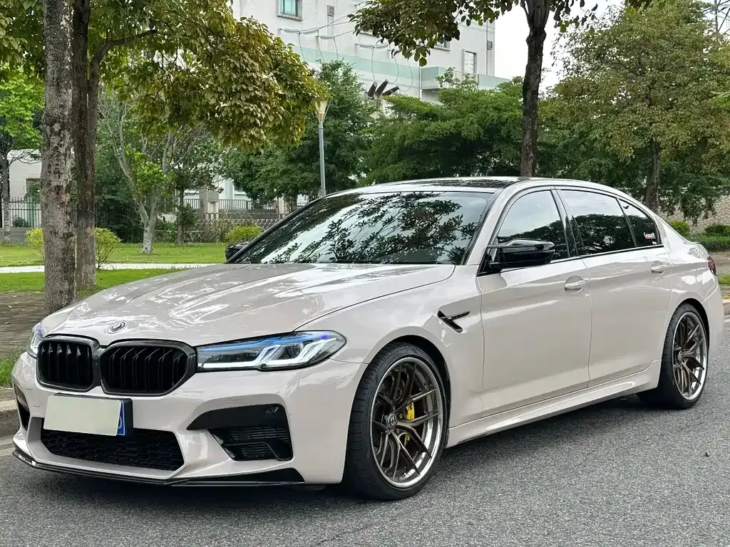 BMW 5 Series — фото 1