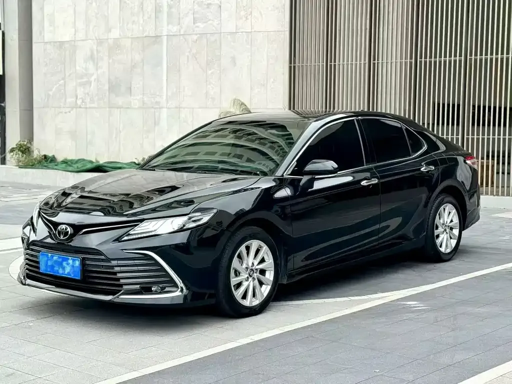Toyota Camry — фото 1