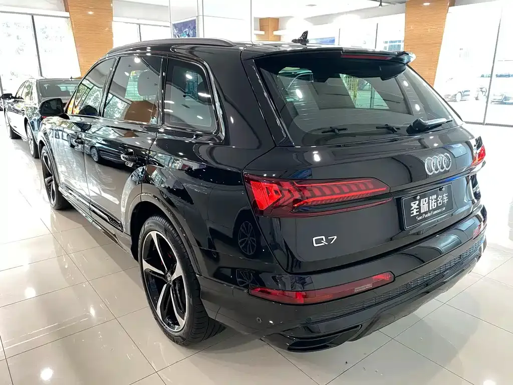 Audi Q7 — фото 10