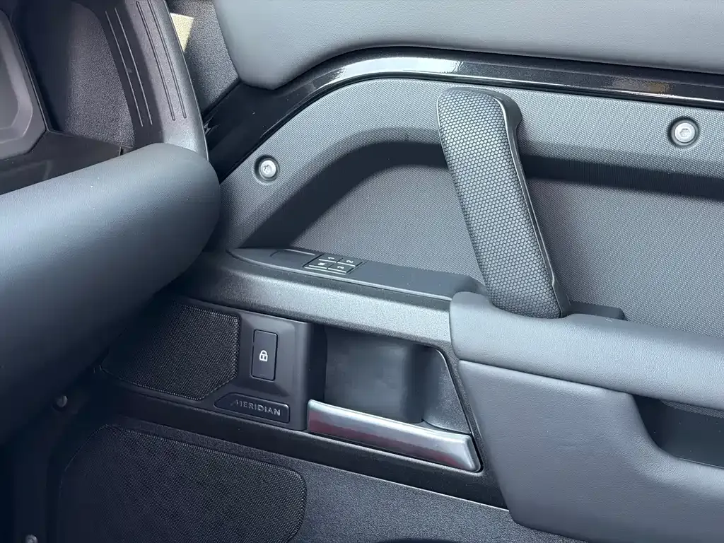 Land Rover Defender — фото 10