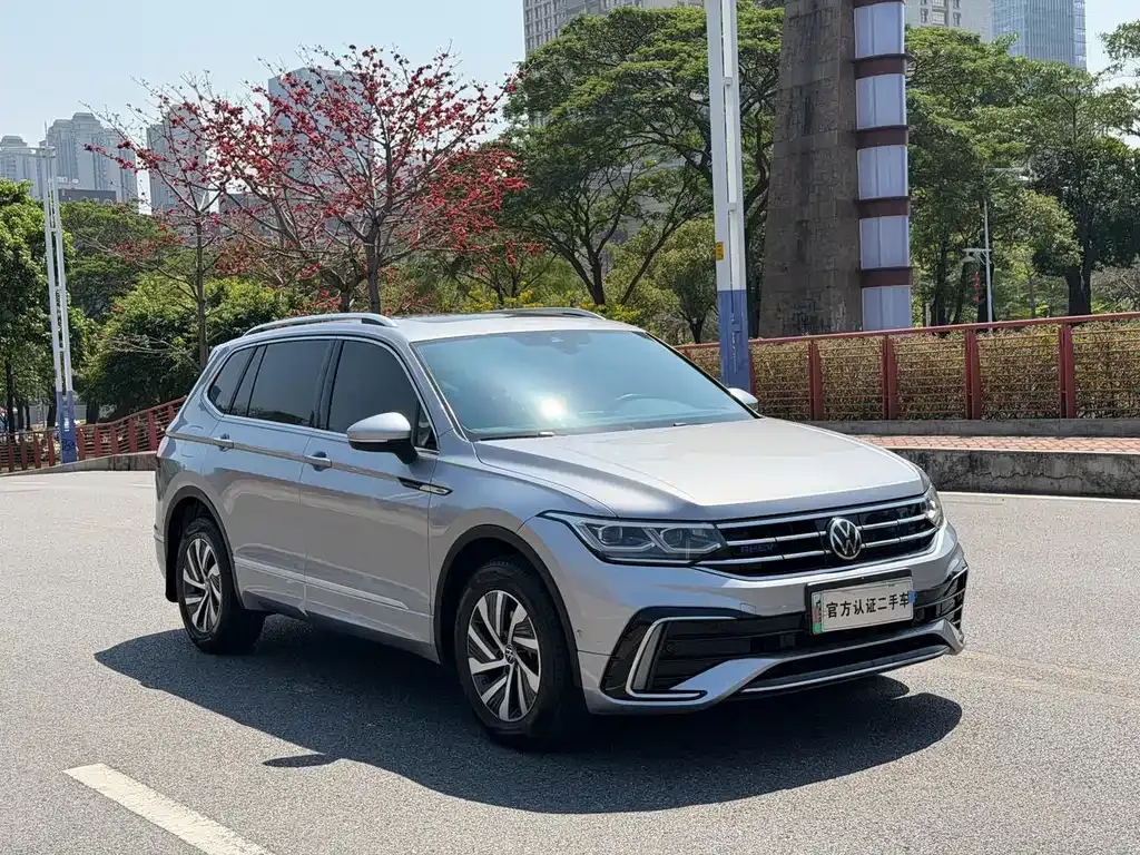 Volkswagen Tiguan L PHEV — фото 9