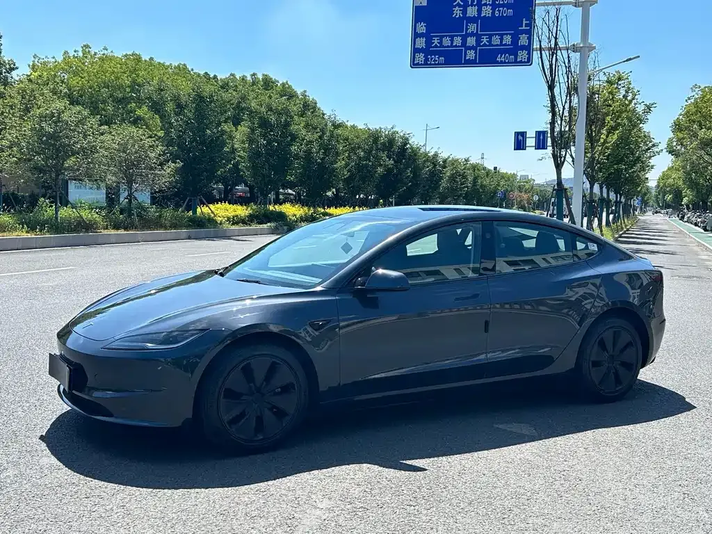Tesla Model 3 — фото 1