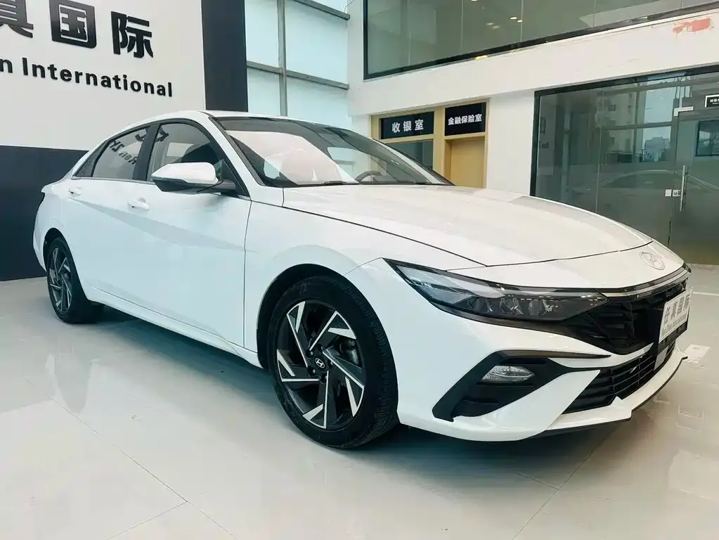 Hyundai Elantra — фото 1