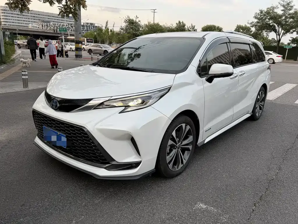 Toyota Granvia — фото 1