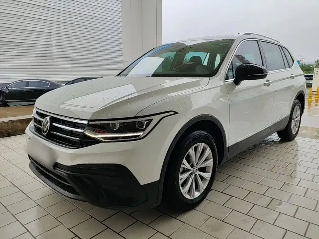 Volkswagen Tiguan L — фото 1