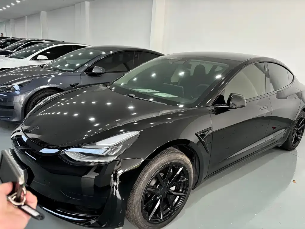 Tesla Model 3 — фото 1